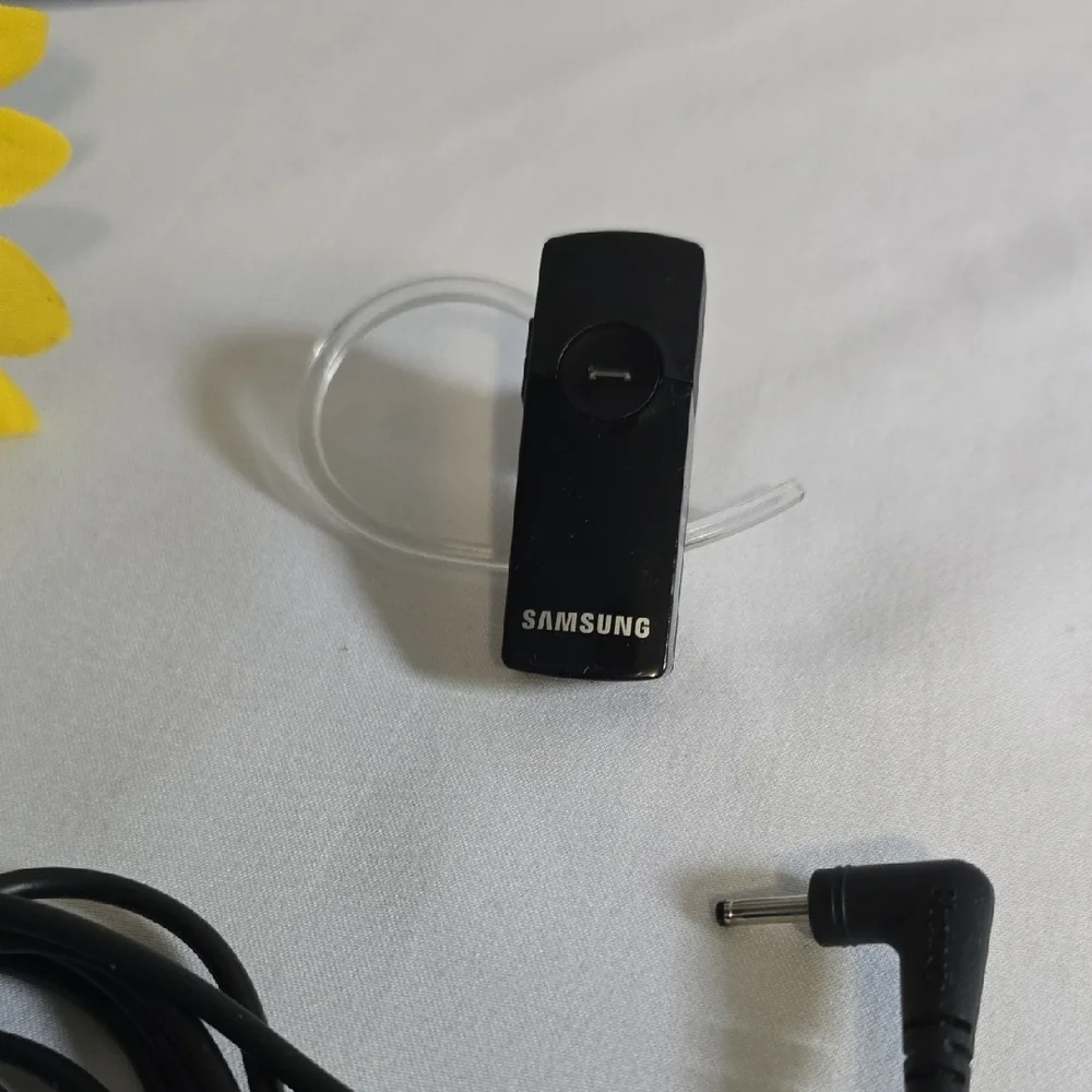 Samsung Bluetooth Headset w/ 6 hrs Talk Time, Noise Isolation WEP 450